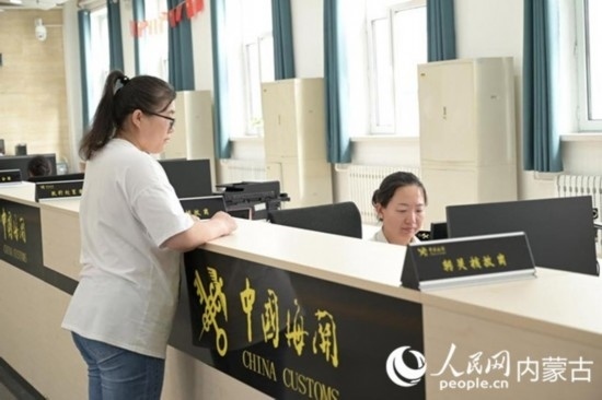 代理報關企業(yè)正在滿洲里車站海關綜合服務大廳辦理業(yè)務。人民網(wǎng) 寇雅楠攝