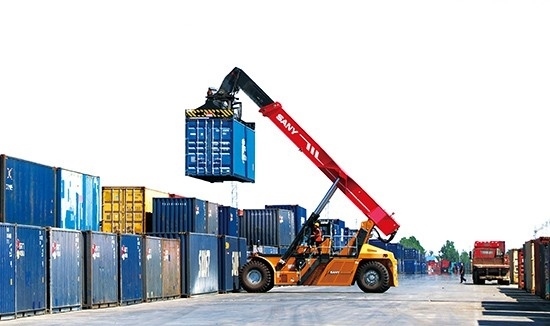 石家莊國際陸港內(nèi)整裝待發(fā)的集裝箱。 石家莊國際陸港供圖