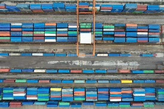 在廣州東部公鐵聯(lián)運(yùn)樞紐（增城西站），工作人員在進(jìn)行集裝箱轉(zhuǎn)運(yùn)工作。廣州交通投資集團(tuán)有限公司供圖