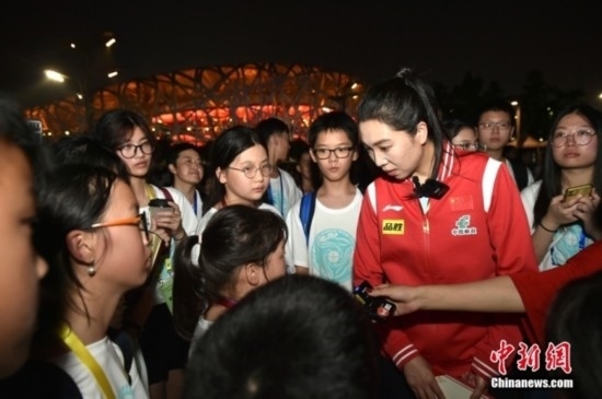 圖為小學(xué)員向李曉霞分享自己運(yùn)動(dòng)經(jīng)歷。<a target='_blank' href='/' ><p align=