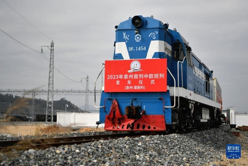 2月3日，中歐班列駛出興泉鐵路黃塘站。當日，滿載著55個集裝箱的中歐班列，從位于福建泉州惠安縣的興泉鐵路黃塘站駛出。這是泉州今年開出的首趟中歐班列，也是興泉鐵路開通后的首趟泉州中歐班列。據(jù)了解，此次班列裝載產品主要來自泉州進出口企業(yè)，貨重601.4噸，貨值約262.5萬美元。新華社記者 魏培全 攝