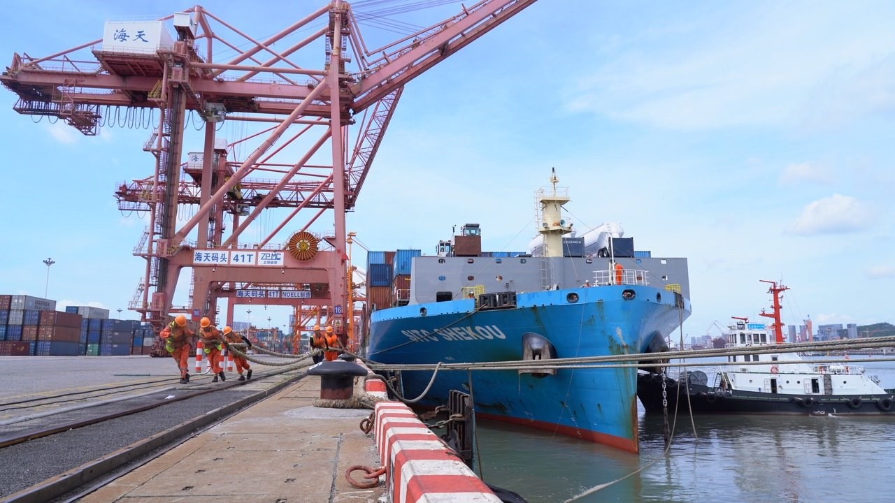 7月22日上午，“絲路海運”電商快線“海豐蛇口”輪停靠廈門海天碼頭12號泊位裝卸集裝箱貨物。人民網(wǎng)記者 蘭志飛攝