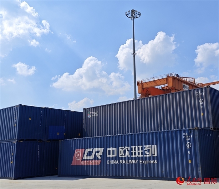8月3日，中歐班列（中豫號）集裝箱在鄭州車站海關(guān)等候查驗。人民網(wǎng) 崔譯戈攝