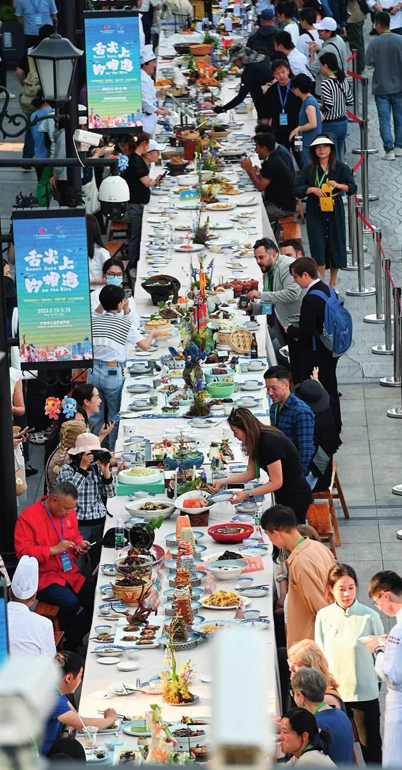 市民和游客在寧波舉辦的第三屆中國—中東歐國家博覽會暨國際消費品博覽會上品嘗融合中國和中東歐美食的長桌宴（2023年5月15日攝）。黃宗治攝/本刊