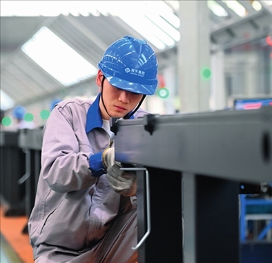 工人在海天國際控股有限公司海天大港生產(chǎn)基地作業(yè)（2023年2月1日攝）。黃宗治攝/本刊