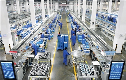 在位于浙江省臺州市的杰克科技股份有限公司，工作人員在裝配車間裝配縫紉機(jī)（2023年3月23日攝）。翁忻旸攝/本刊