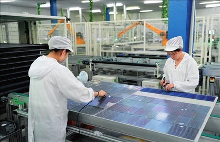 在浙江省臺州市黃巖區(qū)省級專精特新“小巨人”企業(yè)浙江公元新能源科技股份有限公司，工作人員生產(chǎn)太陽能電池組（2023年8月9日攝）。翁忻旸攝/本刊