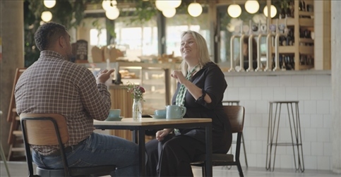 凱茜·瑪格與手語教學者交流。帕特里克·謝德-西蒙茲攝