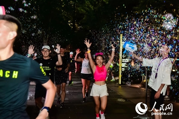 運(yùn)動(dòng)愛好者參加上海外灘楓徑NIKE熒光跑。圖片由BFC外灘金融中心提供