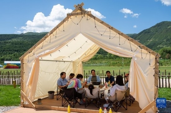 8月12日，游客在寧夏固原市涇源縣大灣鄉(xiāng)楊嶺村品嘗當?shù)孛朗场Ｐ氯A社記者 李旭倫 攝