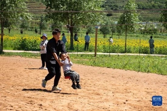 8月12日，游客在寧夏固原市涇源縣大灣鄉(xiāng)楊嶺村玩耍。新華社記者 李旭倫 攝