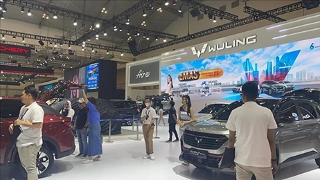 印尼消費(fèi)者參觀上汽五菱的展臺(tái)。趙世祺 攝
