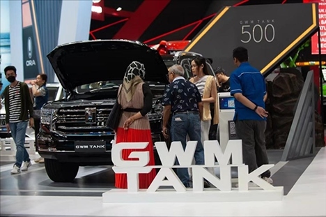 印尼消費(fèi)者參觀長(zhǎng)城汽車的展臺(tái)。趙猛 攝