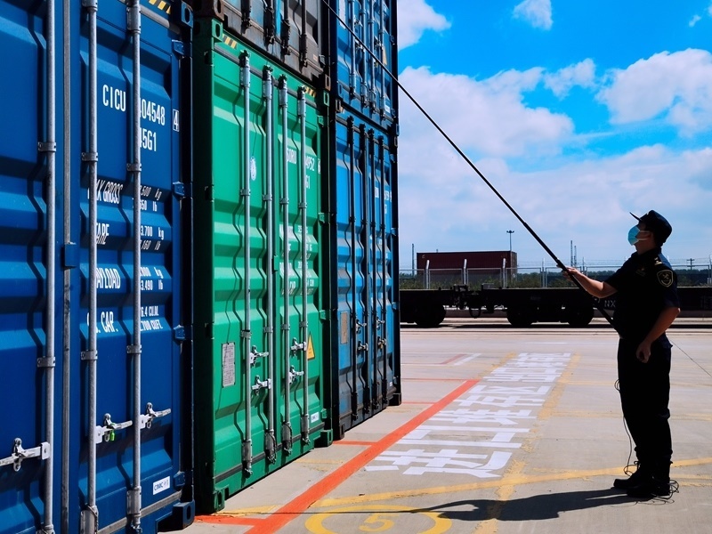 關員利用工業(yè)內(nèi)窺鏡檢查箱號、鎖號、封志情況。人民網(wǎng)記者 栗翹楚攝