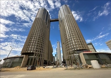 埃及新行政首都CBD項(xiàng)目P4標(biāo)段高層辦公樓。 嚴(yán)川吉雨攝