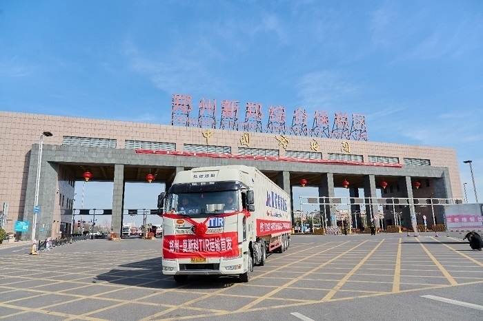 2023年2月20日，鄭州—莫斯科TIR運(yùn)輸首發(fā)車輛駛出鄭州新鄭綜合保稅區(qū)。新鄭海關(guān)供圖