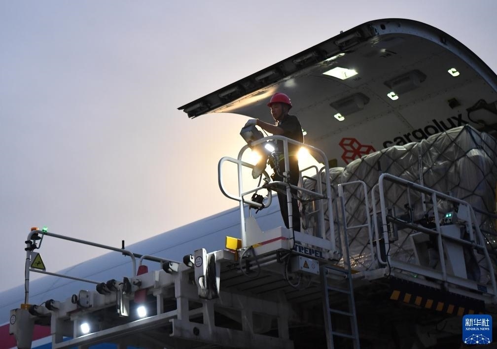 8月1日，工作人員在中國鄭州新鄭國際機場為一架盧森堡貨航貨機裝貨。新華社記者 李嘉南 攝