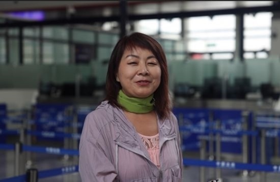 7月22日，曾經(jīng)在老撾瑯勃拉邦工作過(guò)3年的加拿大華僑孫月玲乘坐中老鐵路國(guó)際旅客列車從中國(guó)出境。衛(wèi)海林 攝