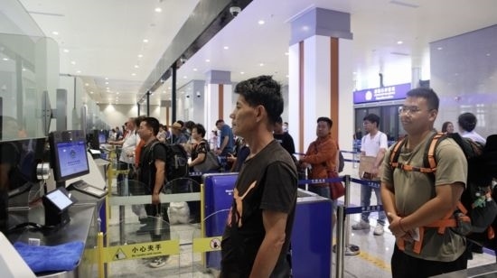 6月13日，乘坐中老鐵路國際旅客列車的旅客在磨憨邊檢大廳排隊候檢。李揚 攝