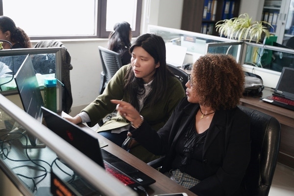 梅德哈妮（右）與中國同事討論設計方案。受訪對象供圖