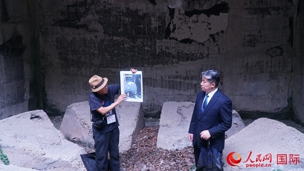 毒氣島歷史研究所事務(wù)局長(zhǎng)山內(nèi)正之在毒氣儲(chǔ)存遺址為大家介紹日軍發(fā)動(dòng)毒氣戰(zhàn)的罪證。人民網(wǎng) 蔣曉辰攝