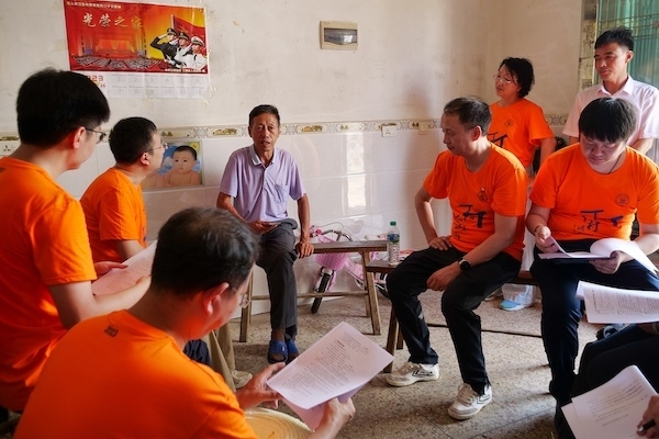 江西上饒“千村調(diào)查”分隊(duì)于余干縣上西源村入戶調(diào)查。校方供圖