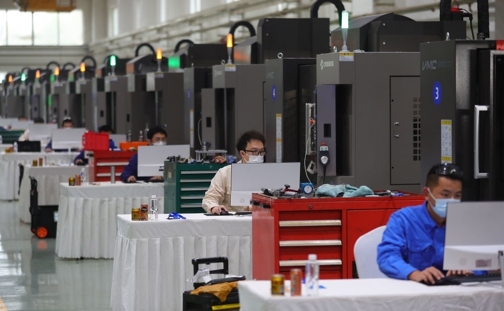 參賽選手在在2022“一帶一路”暨金磚國家技能發(fā)展與技術創(chuàng)新之“通用技術杯”數(shù)控多軸加工大賽中比拼（2022年11月10日攝）。新華社記者 楊青 攝