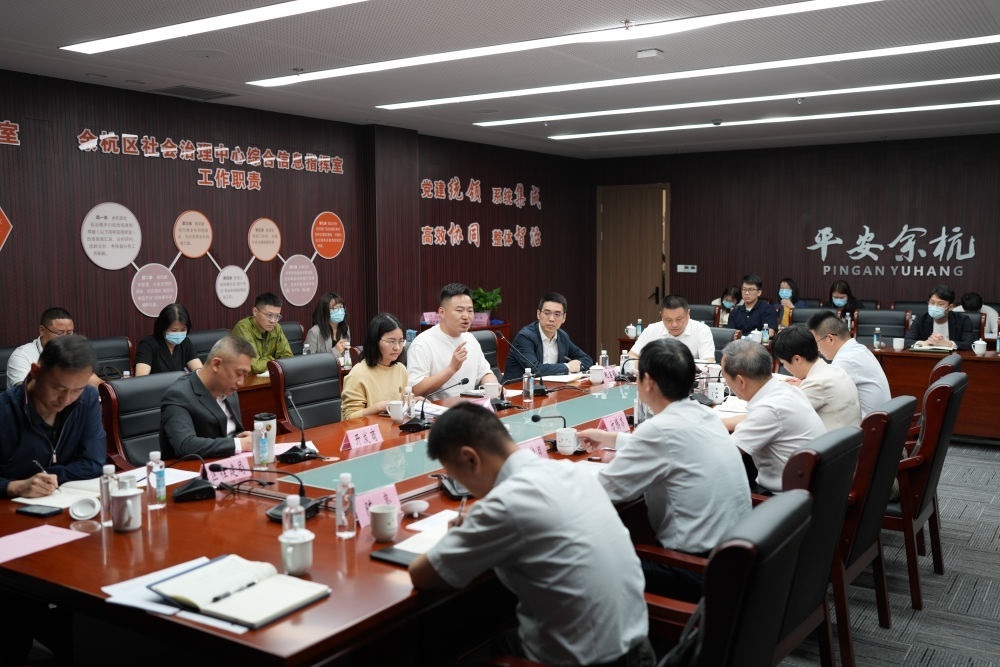 浙江省信訪局領(lǐng)導(dǎo)和相關(guān)領(lǐng)導(dǎo)組成的下訪團(tuán)在杭州市余杭區(qū)社會治理中心接受群眾上訪（5月25日攝）。新華社記者 翁忻旸 攝