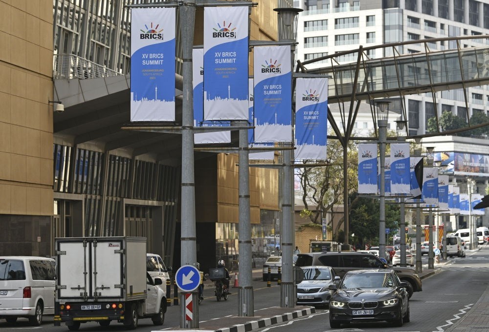 這是8月17日在南非約翰內斯堡拍攝的金磚峰會條幅。金磚國家領導人第十五次會晤將于南非約翰內斯堡舉行。新華社記者 陳誠 攝