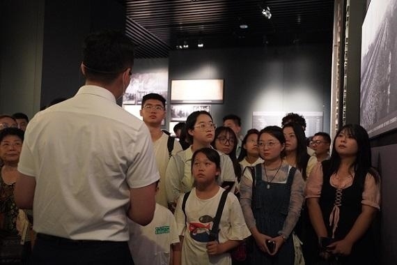 （講解員為記者團同學(xué)們講述歷史。北京舞蹈學(xué)院 全峻汐攝