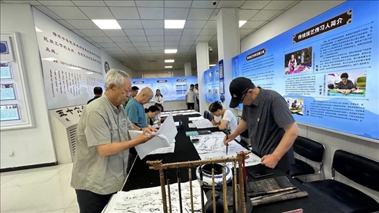 臨潢家園社區(qū)居民在書法練習(xí)室練習(xí)書法。人民網(wǎng)記者 金洪花攝