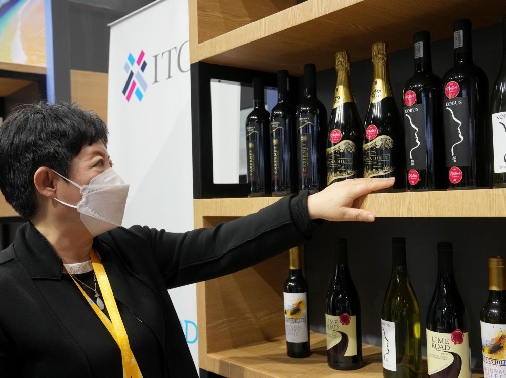 這是在中國(guó)上海舉行的第五屆進(jìn)博會(huì)上拍攝的來自南非的葡萄酒（2022年11月7日攝）。