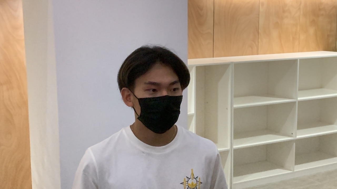 蘇翊鳴接受媒體采訪。荊政崳攝