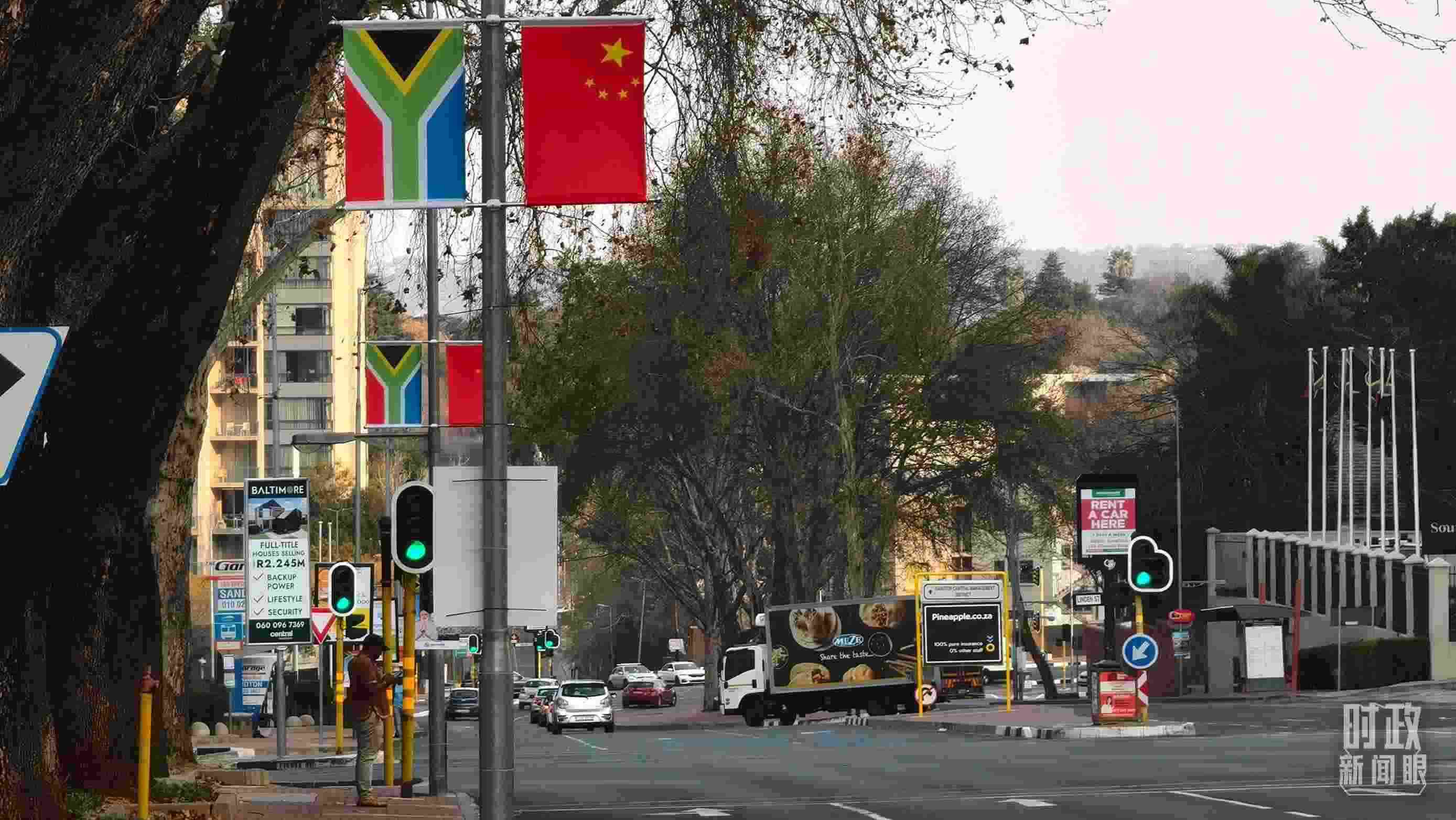 △約翰內(nèi)斯堡街道兩側(cè)懸掛的中國(guó)國(guó)旗。（總臺(tái)央視記者韓銳拍攝）