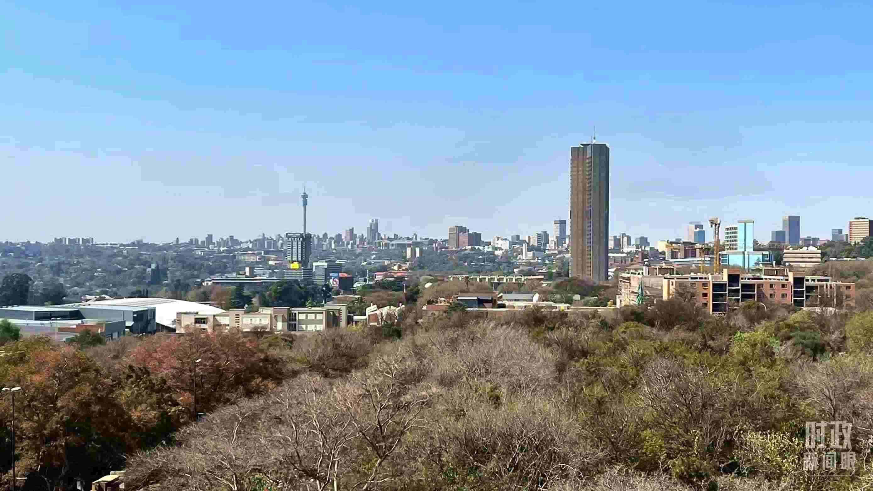 △約翰內(nèi)斯堡城市天際線。（總臺(tái)記者馬培敏拍攝）