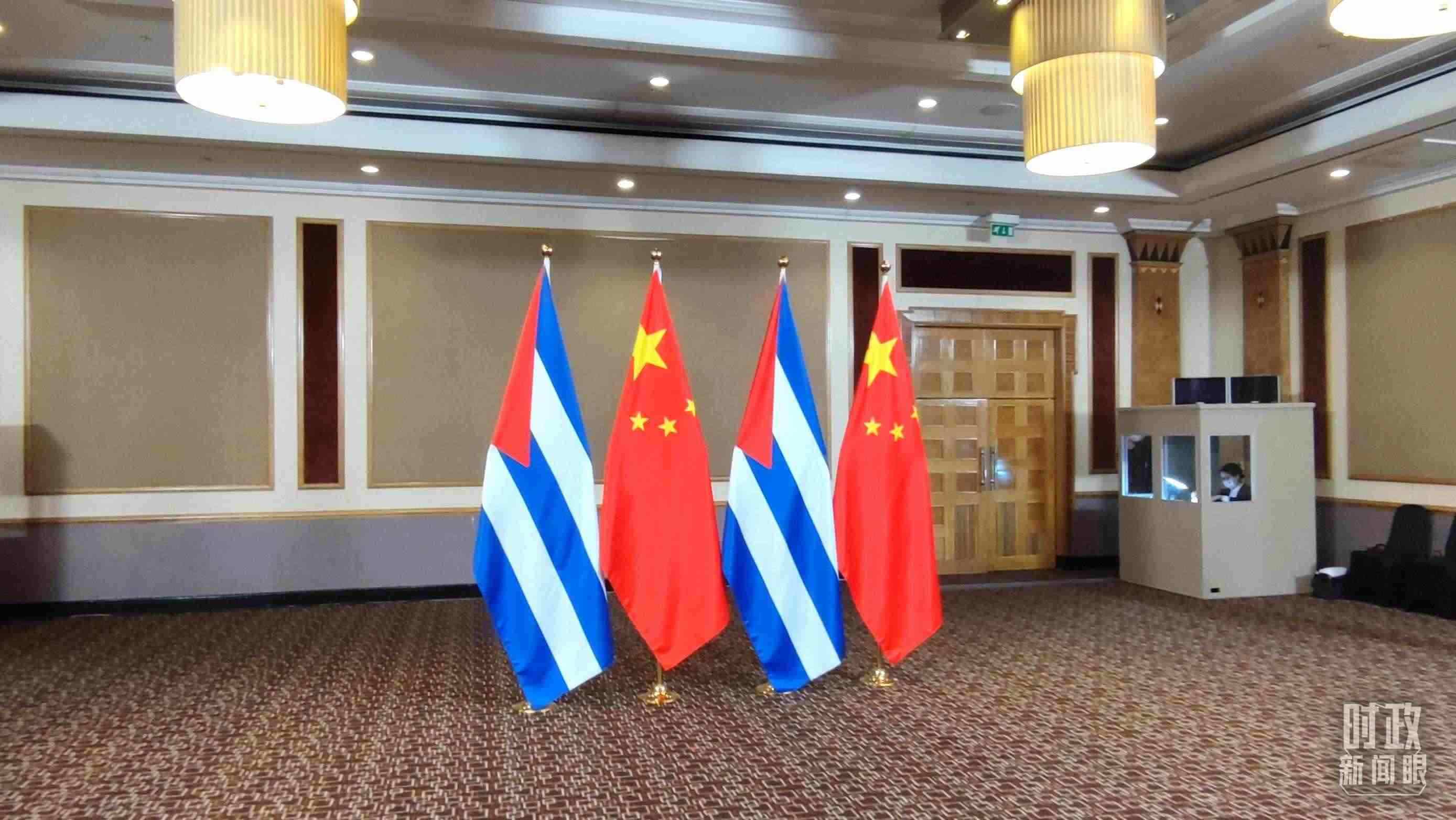 △會(huì)見(jiàn)現(xiàn)場(chǎng)的中古兩國(guó)國(guó)旗。（總臺(tái)央視記者耿小龍拍攝）