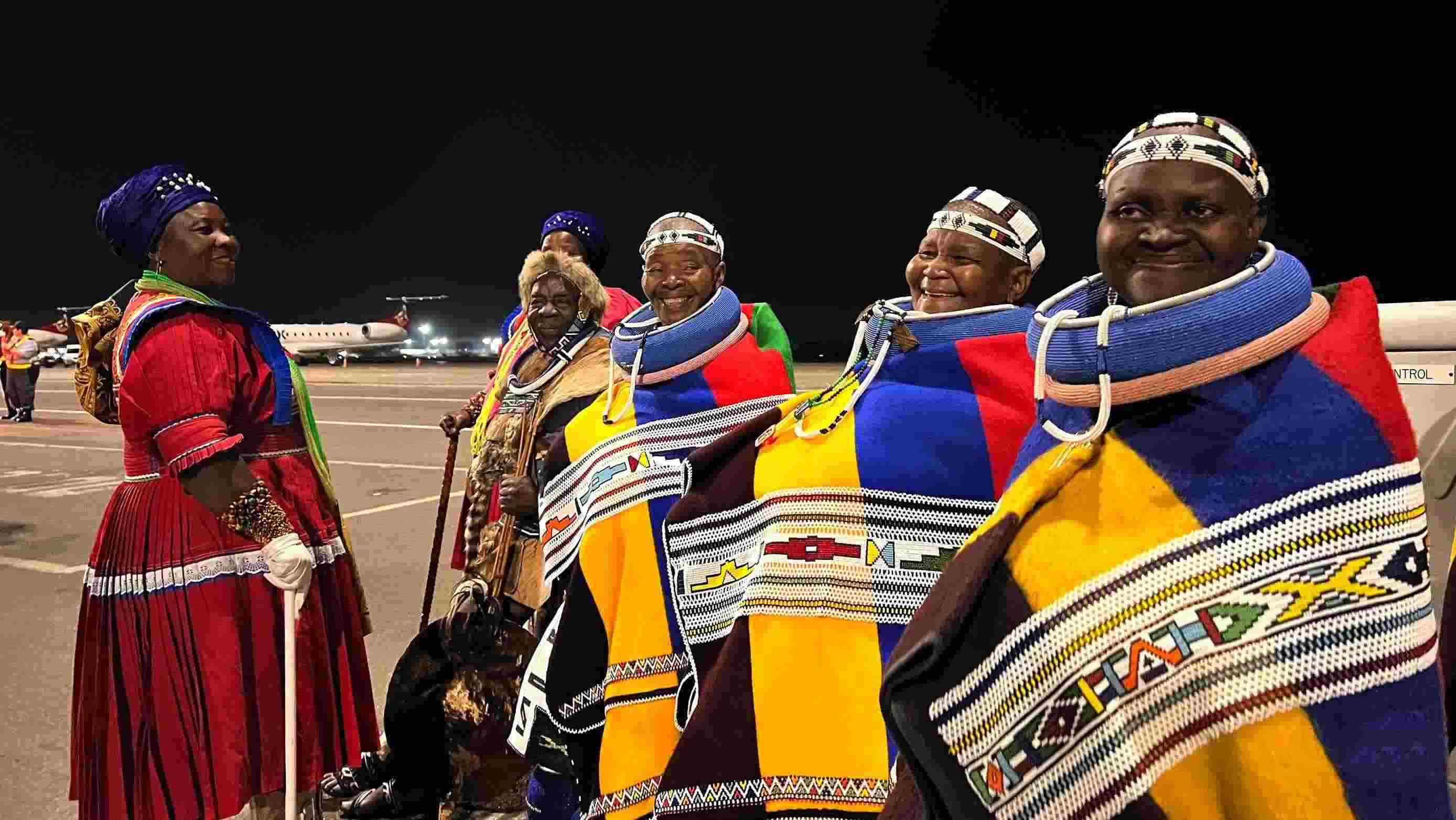 當(dāng)?shù)貢r(shí)間2023年8月21日晚，習(xí)近平主席乘坐的專機(jī)抵達(dá)南非約翰內(nèi)斯堡坦博國(guó)際機(jī)場(chǎng)，這是身穿民族服飾迎接的當(dāng)?shù)厝罕姟? width=