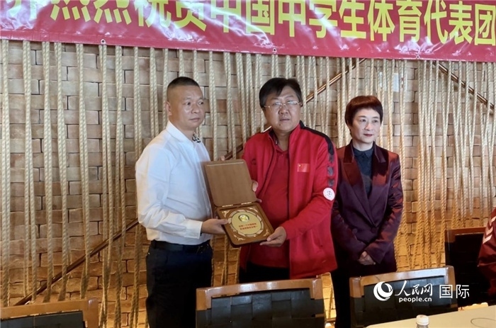 巴西中國和平統(tǒng)一促進(jìn)會會長王俊曉向中國中學(xué)生體育代表團(tuán)團(tuán)長劉立新贈送紀(jì)念品。人民網(wǎng)記者 宋亦然攝