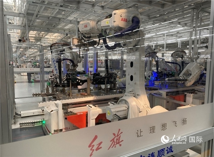 一汽—紅旗繁榮工廠內的智能機器人。人民網 宋歌攝