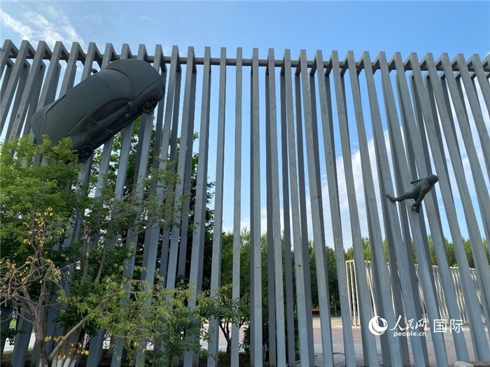 長春國際汽車公園中的立體雕塑。人民網 宋歌攝