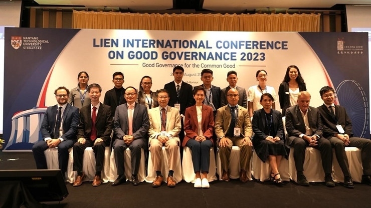 與會嘉賓和新書的編者及章節(jié)作者合影。新加坡南洋理工大學(xué)供圖