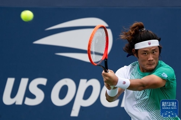 張之臻在比賽中回球。新華社記者 劉杰 攝