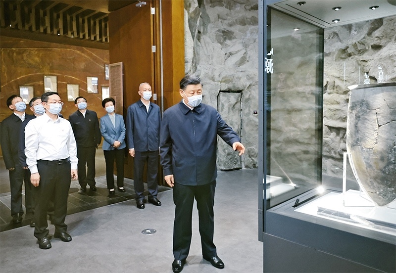 2023年6月2日，中共中央總書記、國家主席、中央軍委主席習(xí)近平在北京出席文化傳承發(fā)展座談會(huì)并發(fā)表重要講話。這是座談會(huì)前，習(xí)近平2日下午在中國歷史研究院考察。 新華社記者 鞠鵬/攝