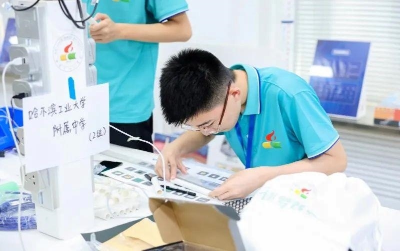 △今年7月，“逐夢(mèng)蒼穹”科技主題教育活動(dòng)在北京市八一學(xué)校舉辦。來自全國(guó)各地的百余名師生，在動(dòng)手實(shí)踐中學(xué)習(xí)航天知識(shí)、提高創(chuàng)新能力。