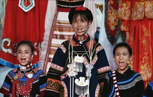 △今年7月，在成都大運(yùn)會(huì)開幕式上，從大山深處走來的孩子們，自信地站在舞臺(tái)中央，以歌聲表達(dá)對(duì)未來的憧憬。