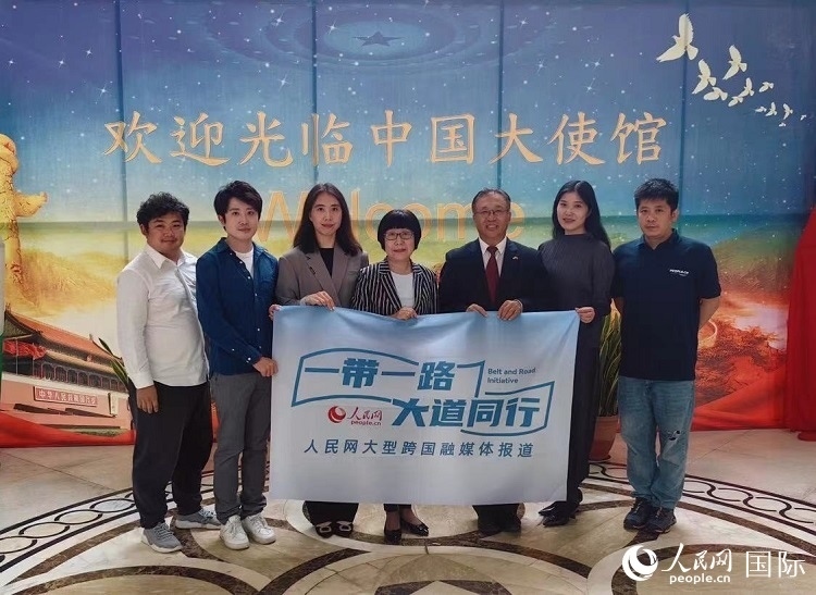 崔建春大使（右三）與人民網(wǎng)記者合影。