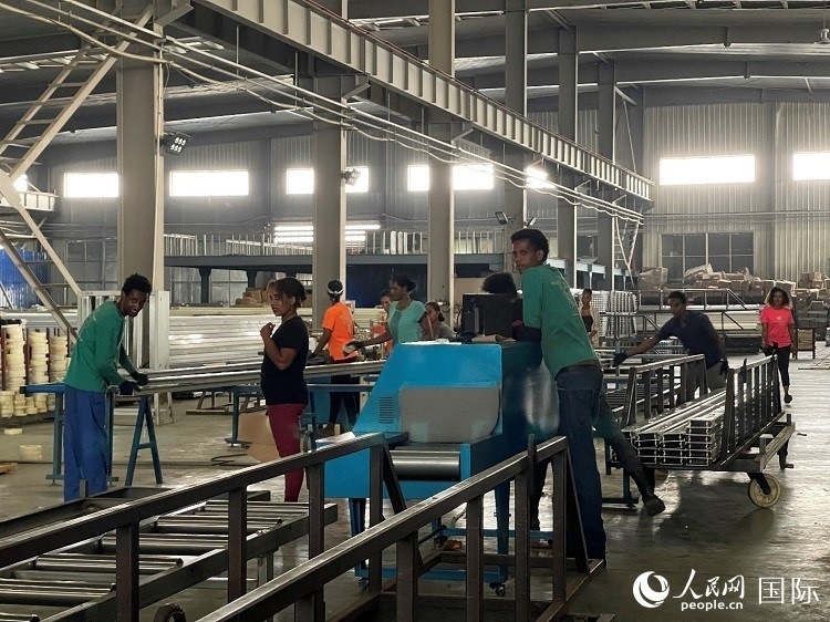 東方工業(yè)園華嘉鋁業(yè)生產(chǎn)車間。人民網(wǎng)記者 趙艷紅攝