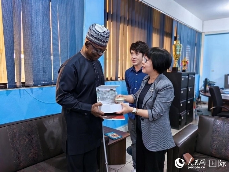 人民網(wǎng)監(jiān)事會主席唐維紅（右一）帶隊訪問尼日利亞通訊社，與該社總裁布克·龐勒（左一）交流。人民網(wǎng)記者 陳星星攝