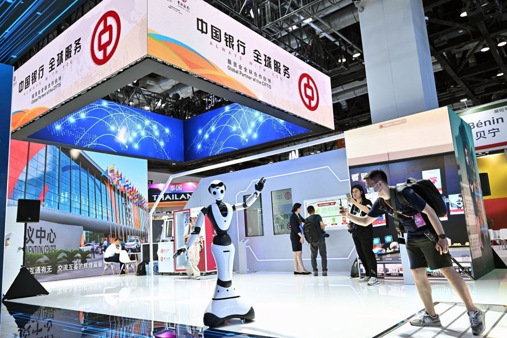 9月1日，媒體記者在國(guó)家會(huì)議中心中國(guó)銀行展臺(tái)拍攝一款迎賓接待機(jī)器人。新華社記者 李鑫 攝