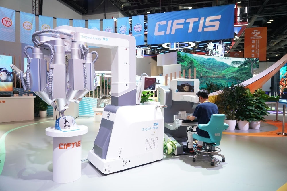 這是9月1日在國(guó)家會(huì)議中心拍攝的一款單孔腔鏡手術(shù)機(jī)器人。新華社記者 任超 攝